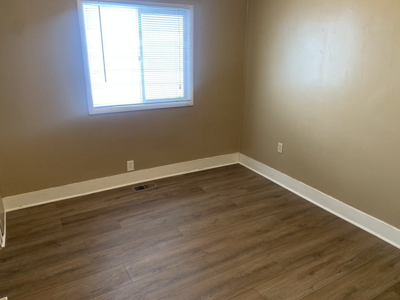 212 6th Ave W - Photo 4 of 17