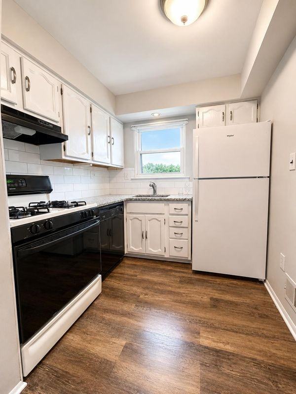 504 Nottingham Way - Photo 5 of 16