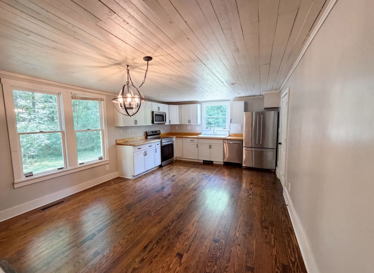 571 Winston St - Photo 2 of 15