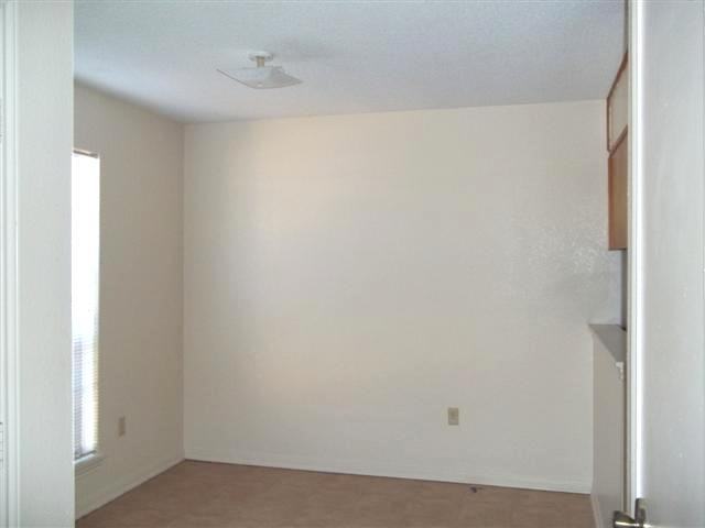109 Bridle Dr - Photo 4 of 16
