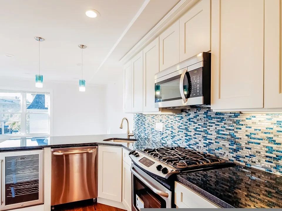 110 Maverick St #3 - Photo 7 of 10
