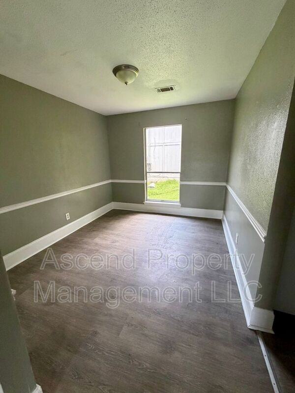 2410 Lyndon Ave #11 - Photo 3 of 8