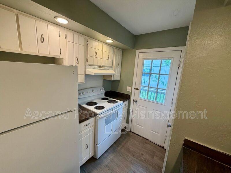 2410 Lyndon Ave #11 - Photo 4 of 8