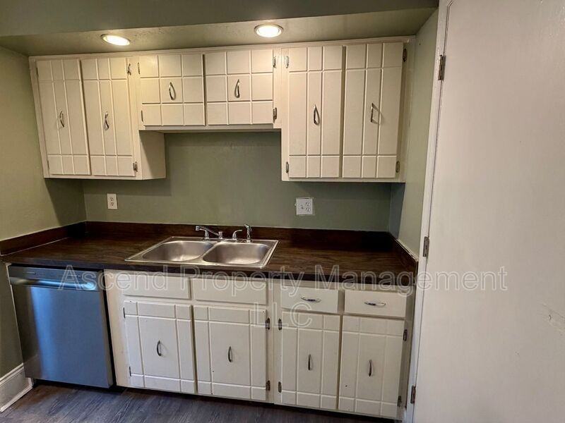 2410 Lyndon Ave #11 - Photo 5 of 8