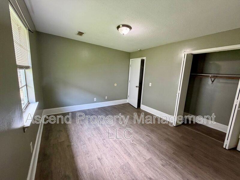 2410 Lyndon Ave #11 - Photo 7 of 8