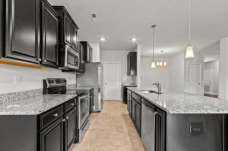 292 Abercorn Dr - Photo 4 of 15