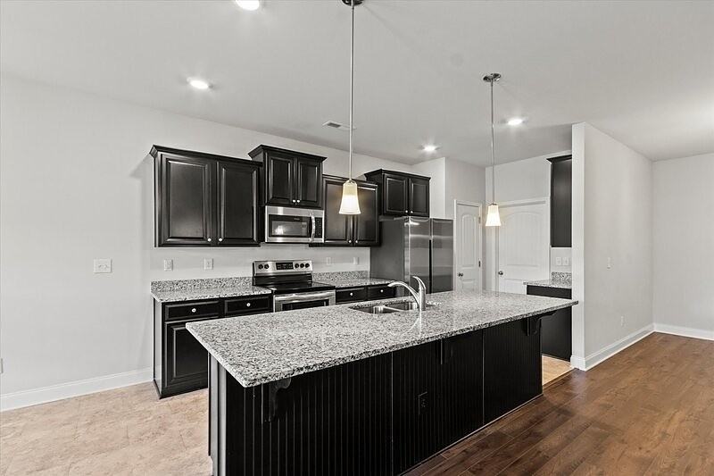292 Abercorn Dr - Photo 5 of 15