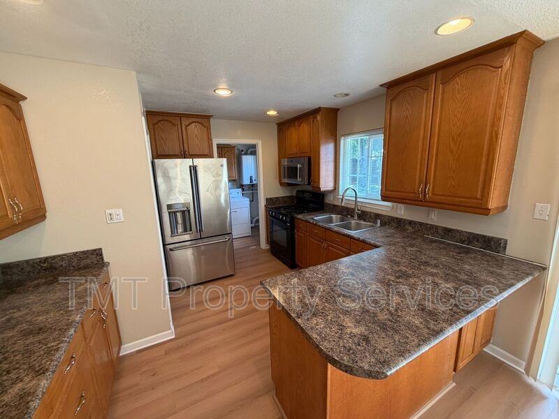 2533 Stansberry Way - Photo 4 of 17