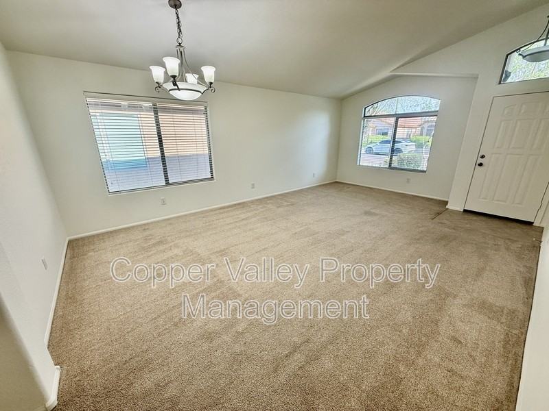 2427 W Oberlin Way - Photo 5 of 15