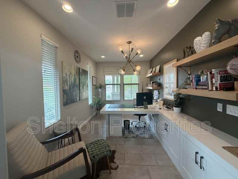 5217 N 79th Dr - Photo 3 of 6