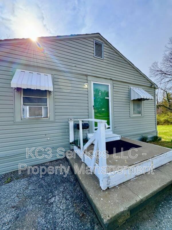 6131 Ne Vivion Rd - Photo 2 of 7