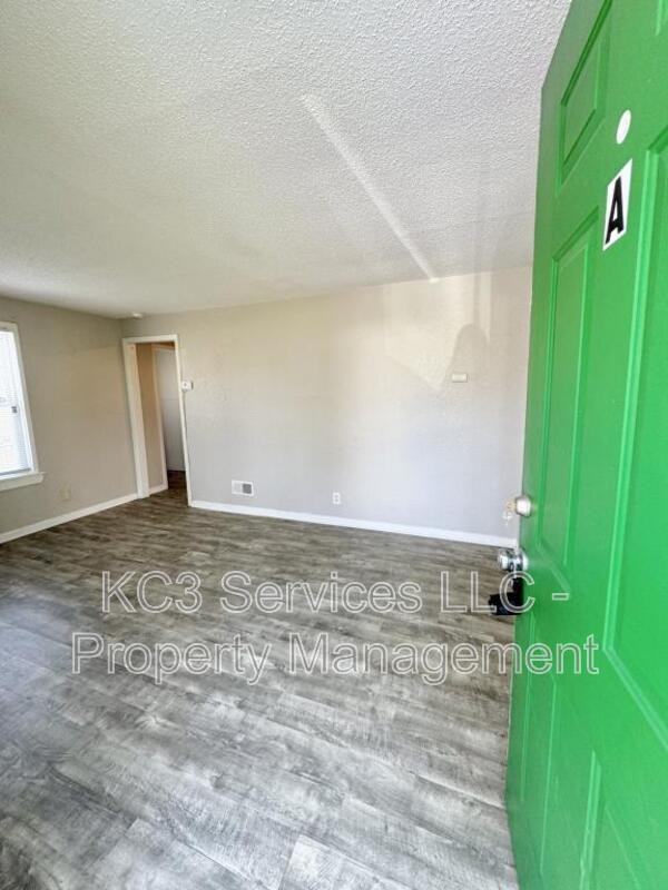 6131 Ne Vivion Rd - Photo 3 of 7