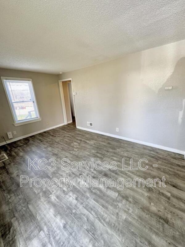 6131 Ne Vivion Rd - Photo 4 of 7