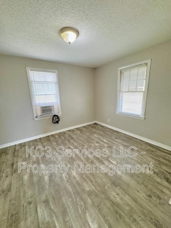 6131 Ne Vivion Rd - Photo 5 of 7