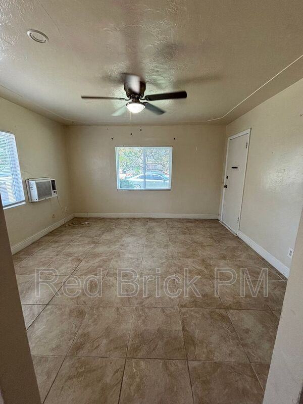 2240 Glen Ave - Photo 5 of 11