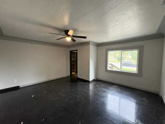 4513 50 St - Photo 3 of 10