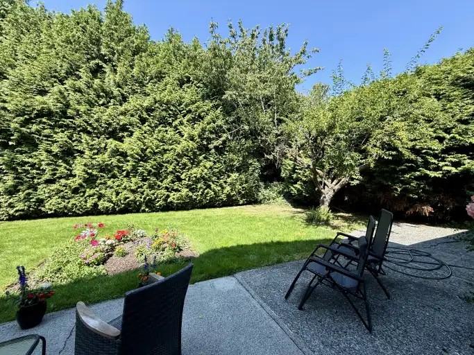 1655 57 St - Photo 2 of 30