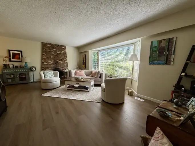 1655 57 St - Photo 3 of 30