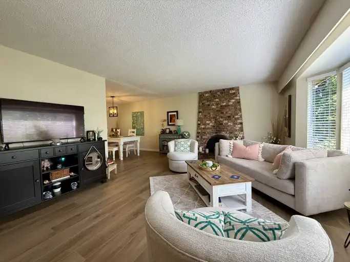 1655 57 St - Photo 4 of 30