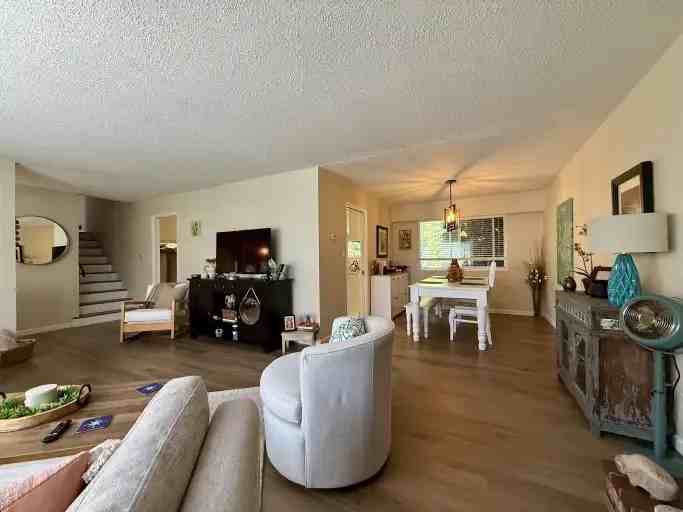 1655 57 St - Photo 5 of 30