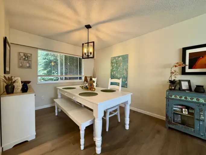 1655 57 St - Photo 6 of 30