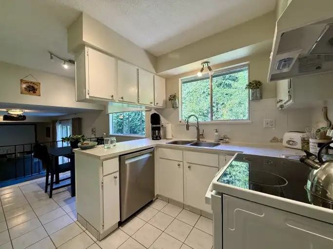 1655 57 St - Photo 7 of 30