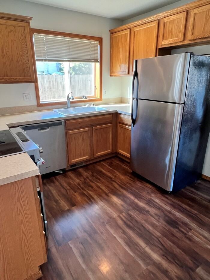 437 S Ivy St - Photo 3 of 11