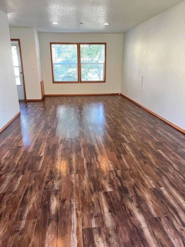 437 S Ivy St - Photo 4 of 11