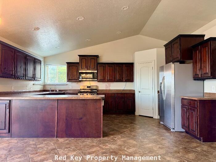 234 W 2200 N - Photo 4 of 26