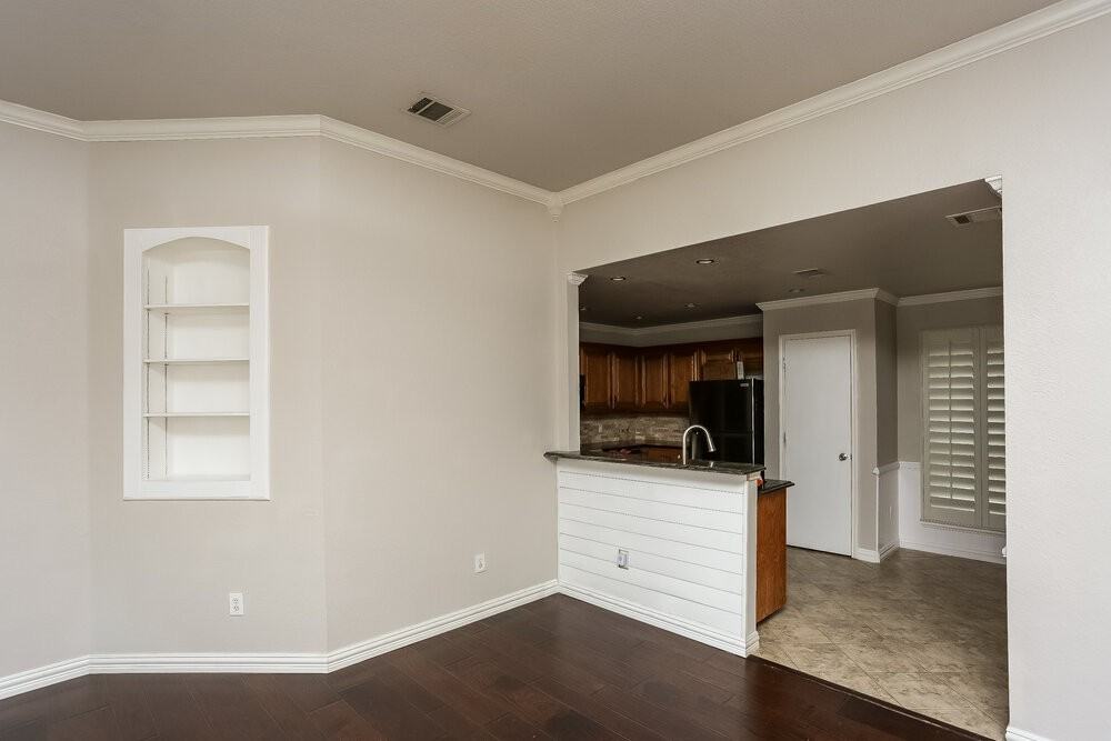 10921 Emerald Park Ln - Photo 3 of 16