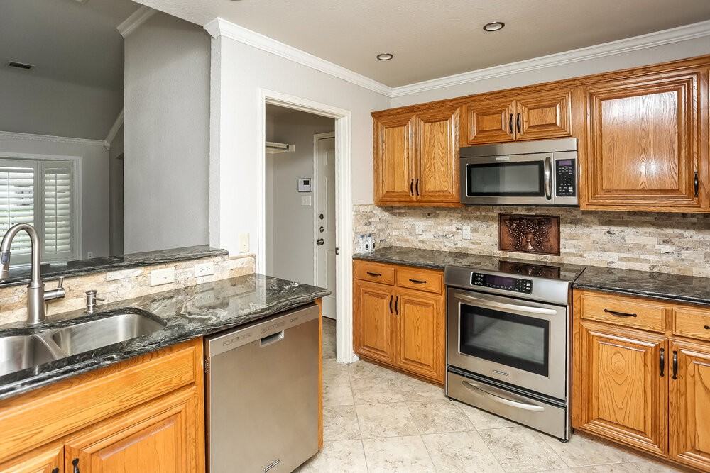 10921 Emerald Park Ln - Photo 6 of 16
