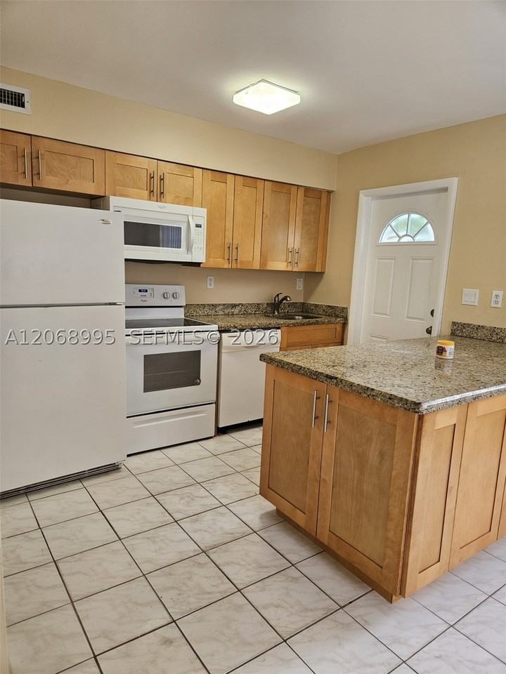 1008 Ne 34th Ct #A - Photo 3 of 9