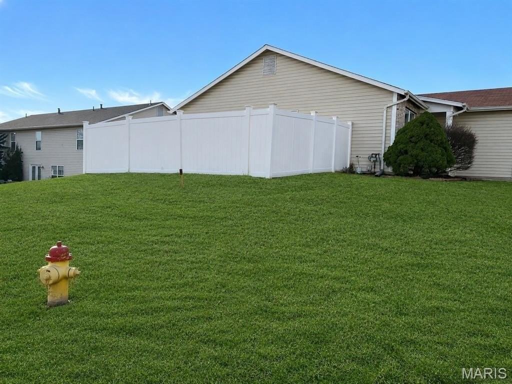 1461 Surrey Ln - Photo 2 of 17