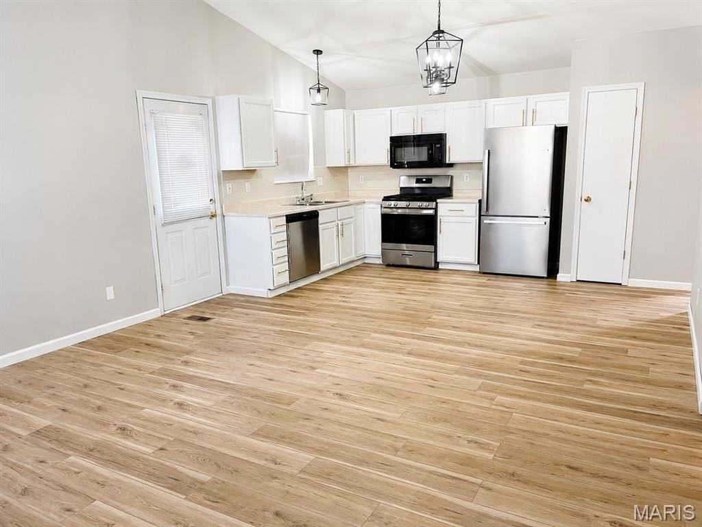1461 Surrey Ln - Photo 3 of 17