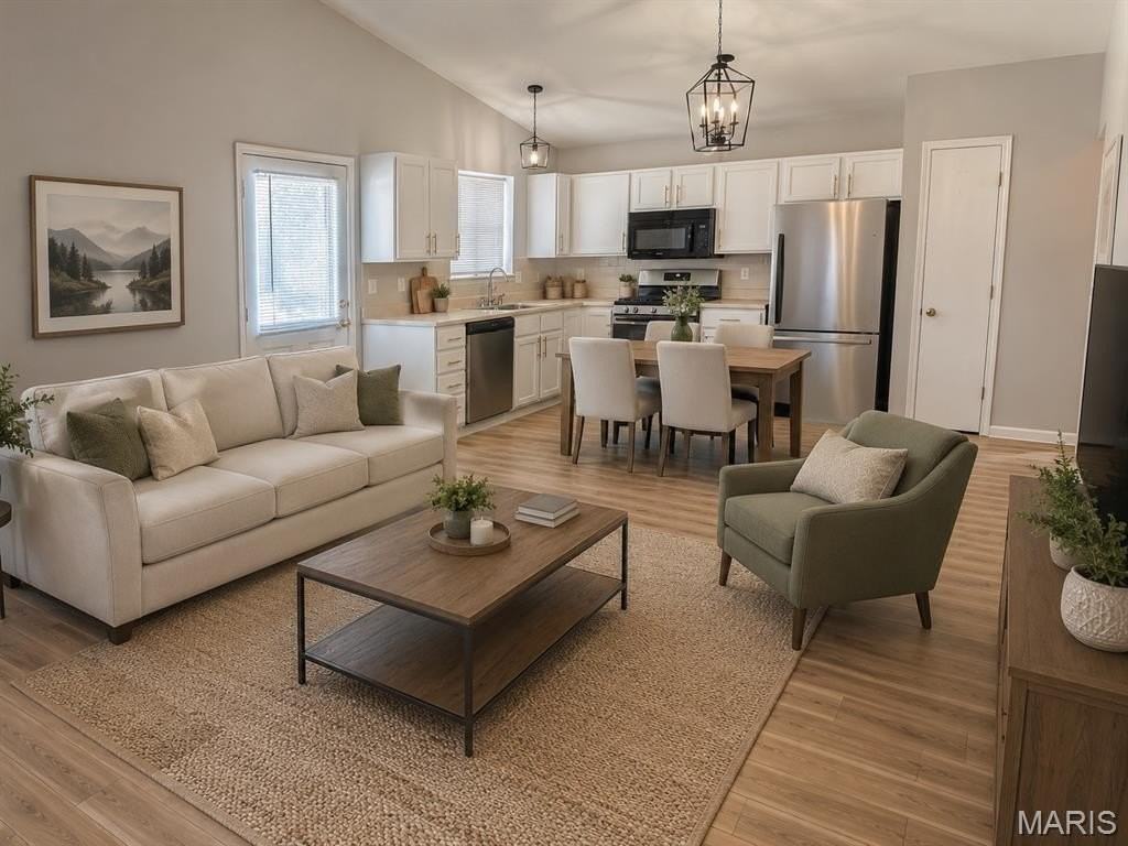 1461 Surrey Ln - Photo 4 of 17