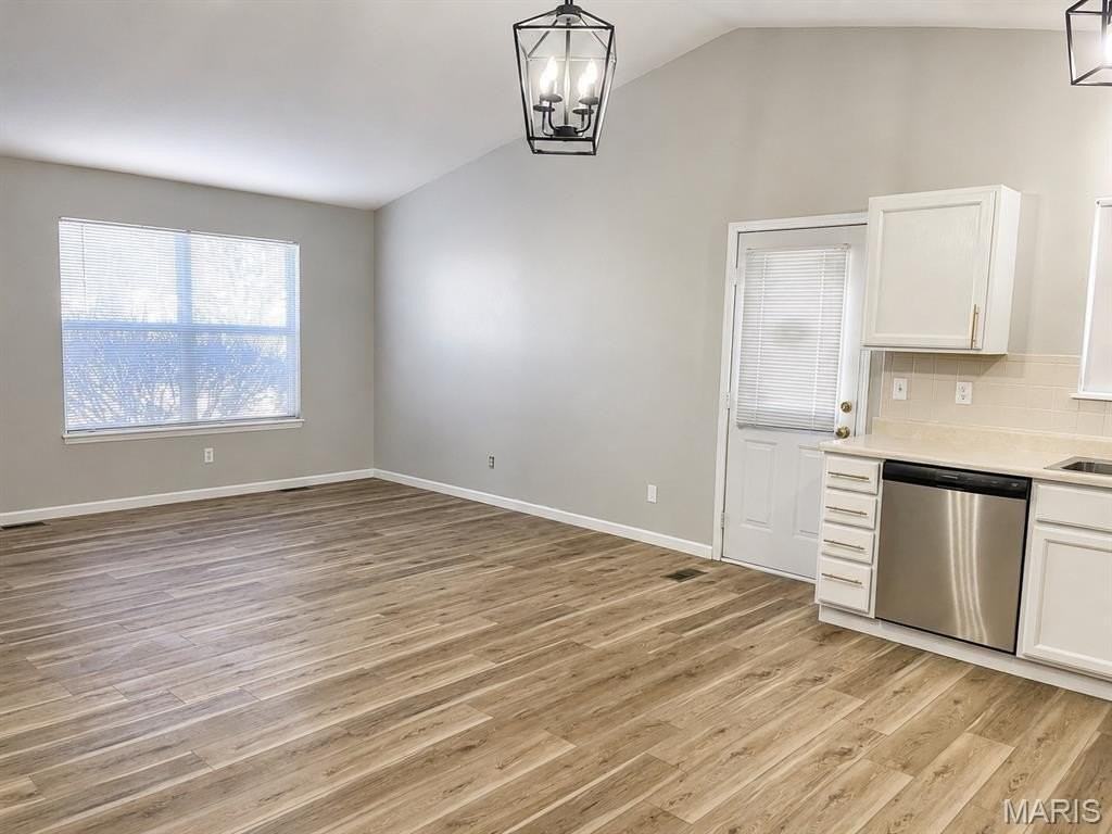 1461 Surrey Ln - Photo 5 of 17