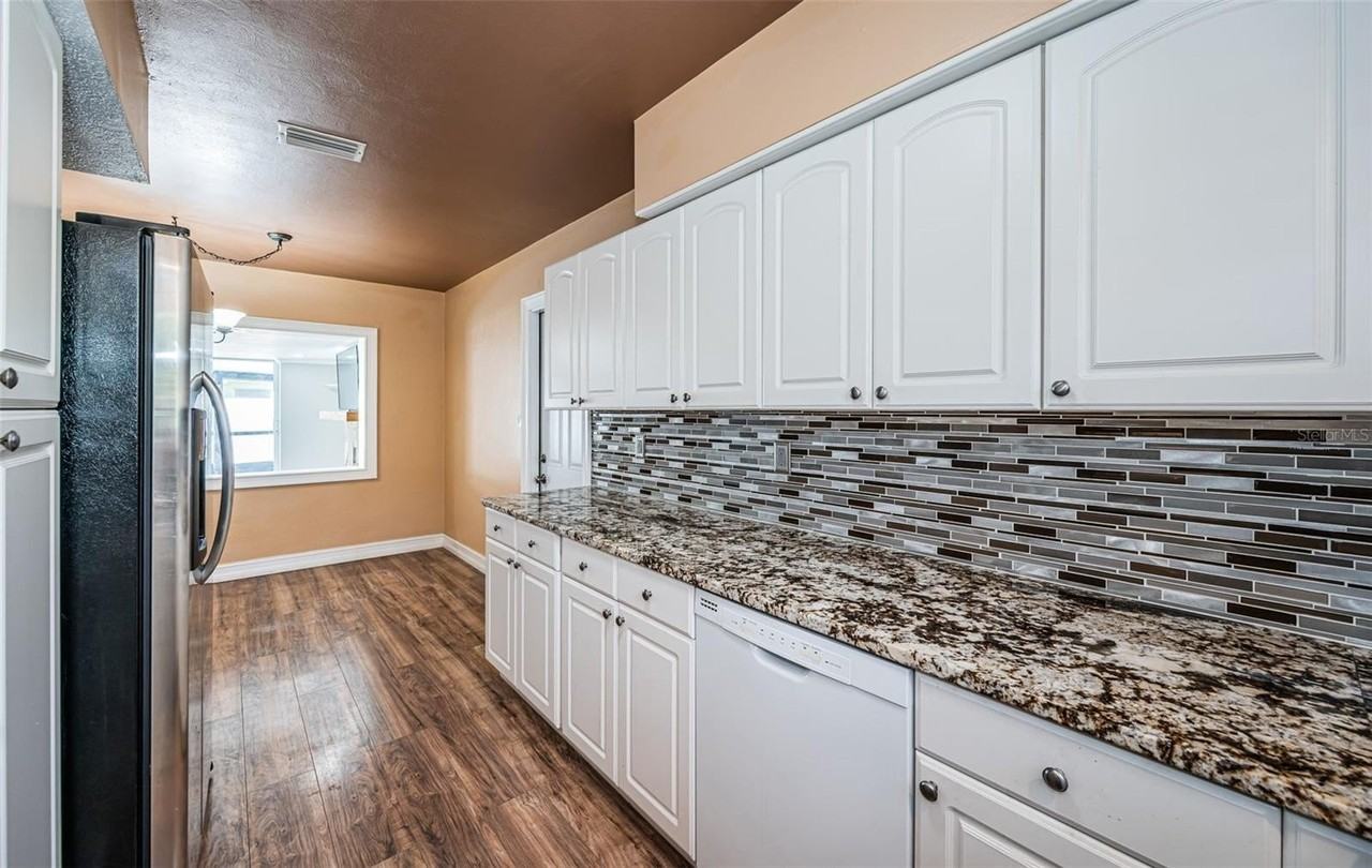 1039 Madison St - Photo 4 of 19