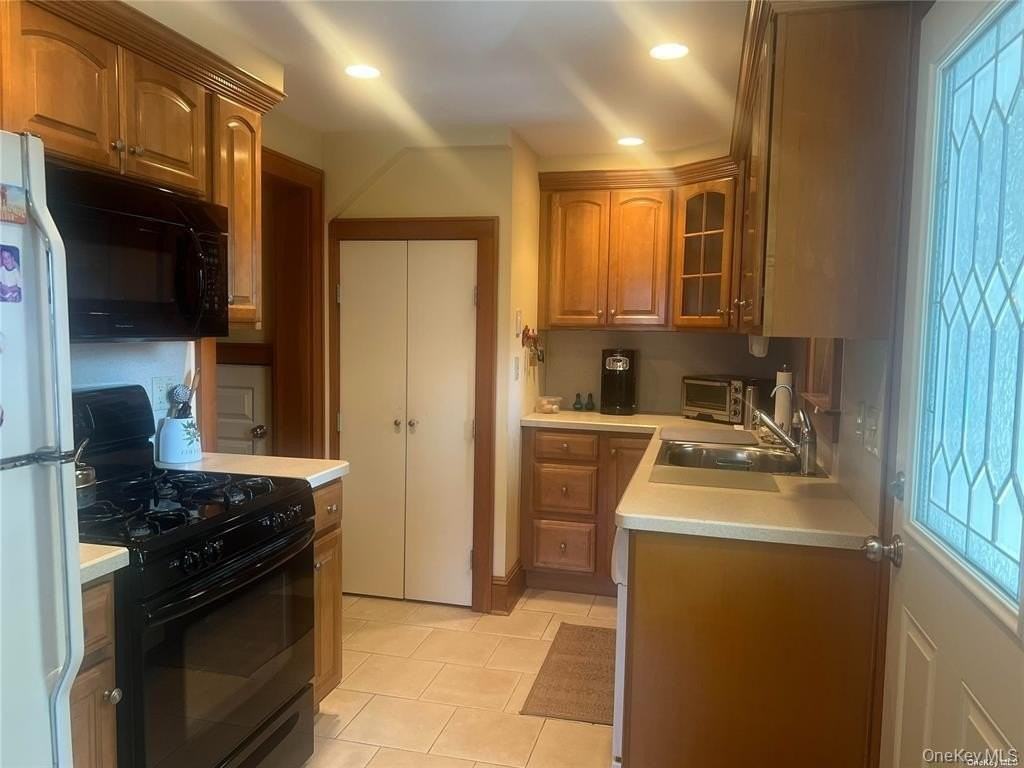 200 Lincoln Ave - Photo 4 of 10