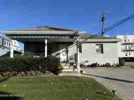 featured image of 206 Beach Ave