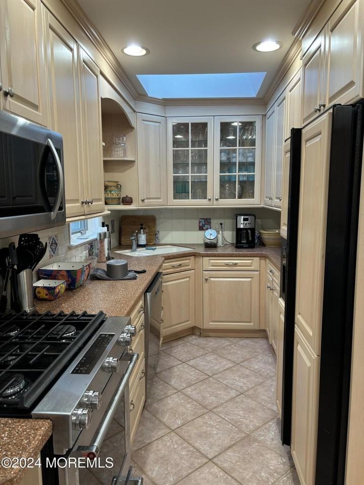 206 Beach Ave - Photo 5 of 10