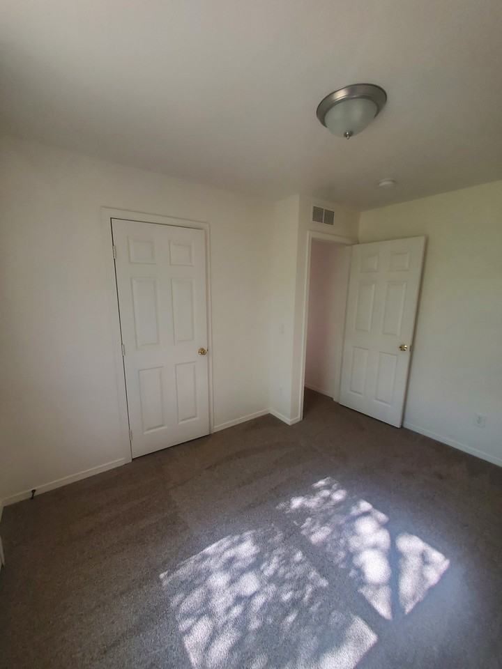 632 1/2 Colony Rd #1 - Photo 2 of 8