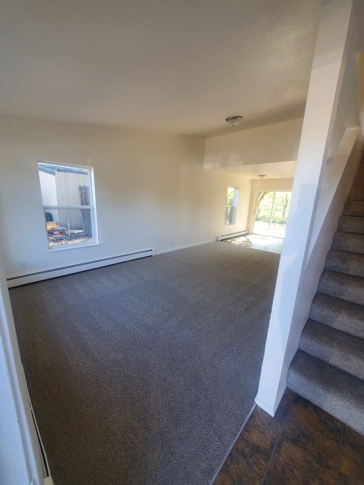 632 1/2 Colony Rd #1 - Photo 3 of 8