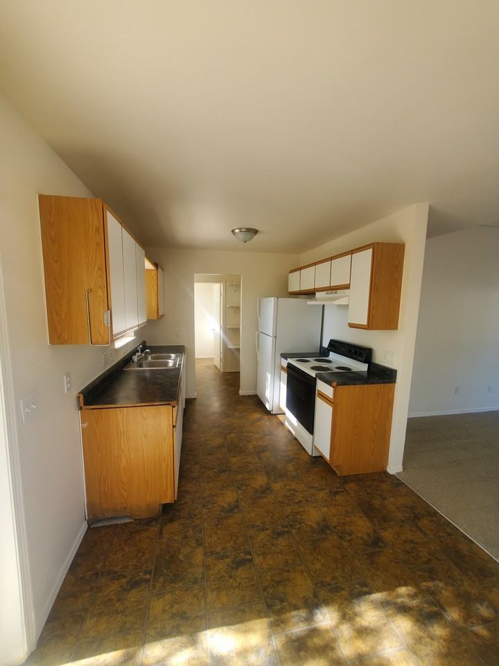 632 1/2 Colony Rd #1 - Photo 4 of 8