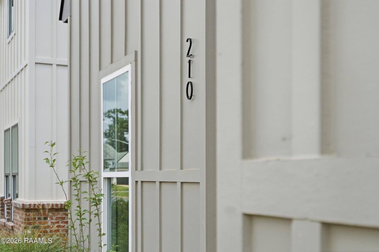 210 Amsterdam Ave - Photo 4 of 34