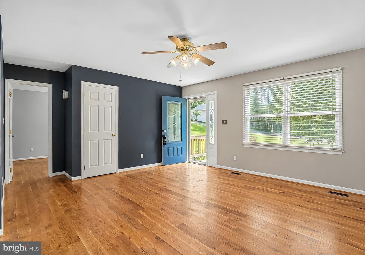 8433 Sailboat Ln - Photo 7 of 41