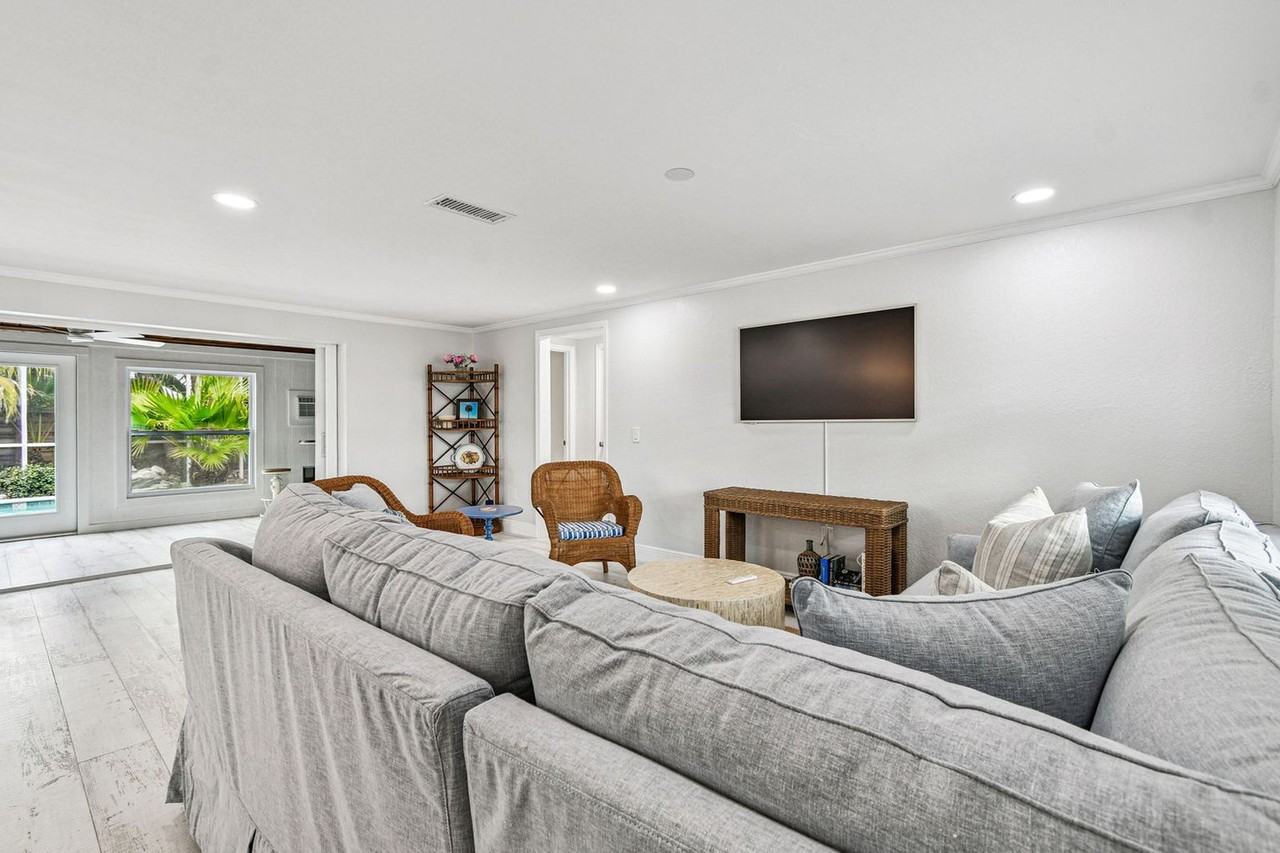 502 69th St #1590868P - Photo 3 of 36