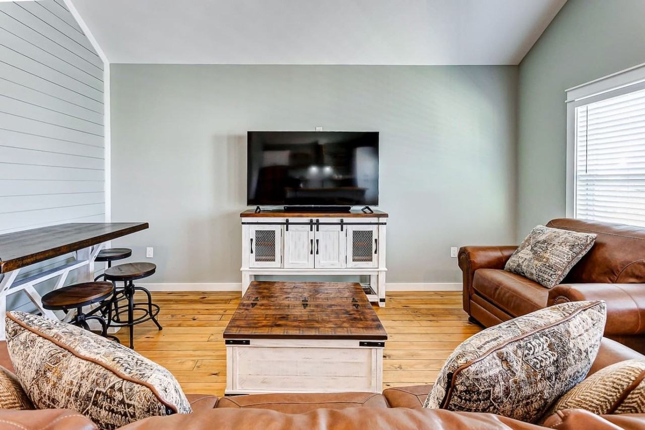 1037 Sunset Dr #1598138P - Photo 3 of 42