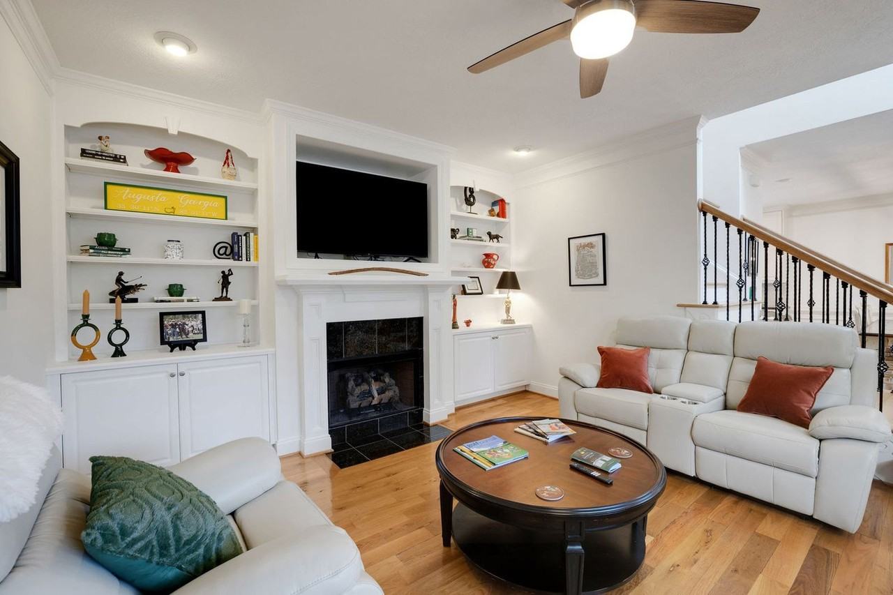1001 Bedford Drive - Photo 4 of 50