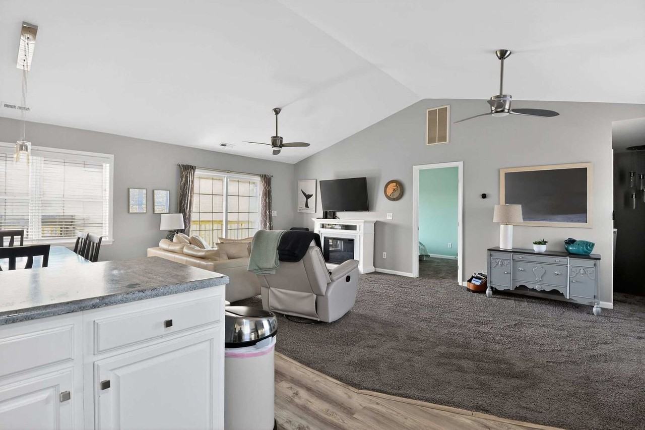 12 S Oak Dr #1591571P - Photo 6 of 33