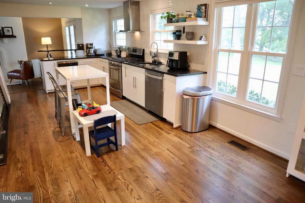 15826 Anamosa Dr - Photo 6 of 32